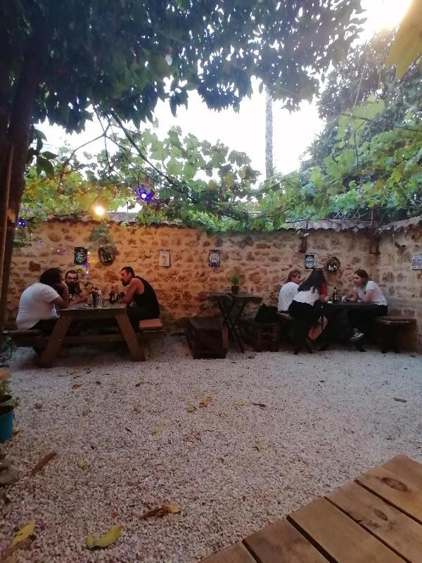 Kuyu Beergarden Hostel Antalya Bagian luar foto