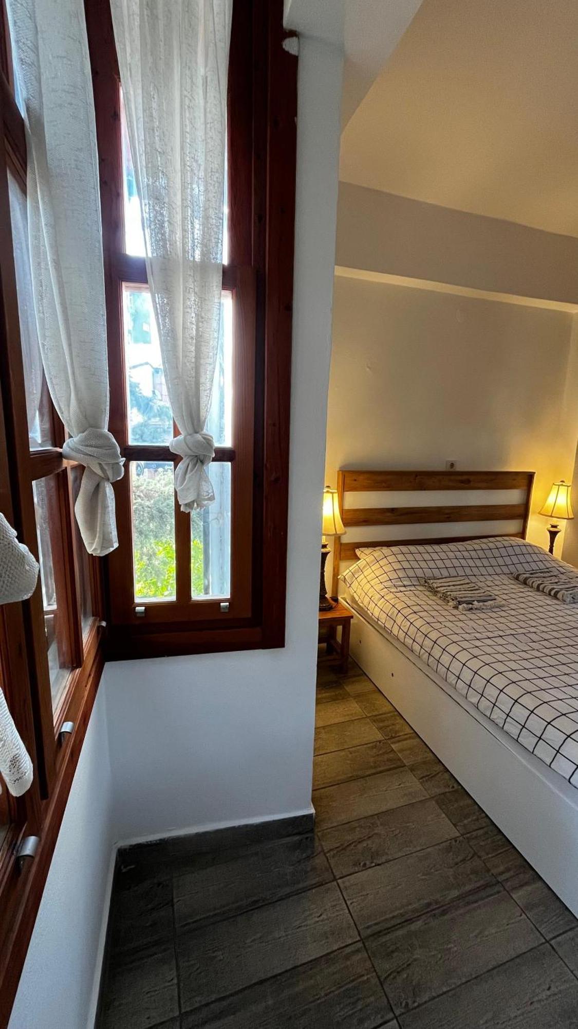 Kuyu Beergarden Hostel Antalya Bagian luar foto