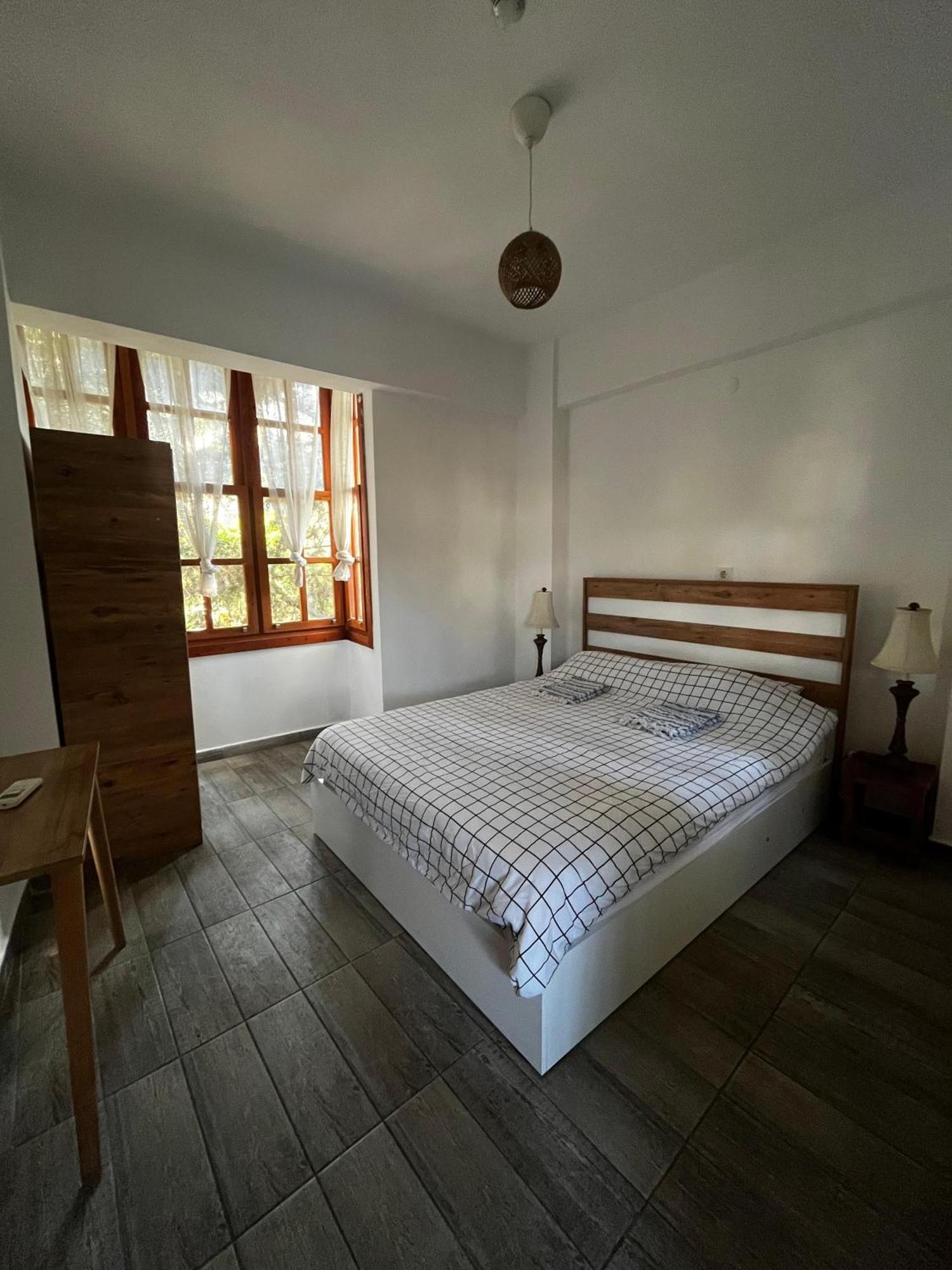 Kuyu Beergarden Hostel Antalya Bagian luar foto