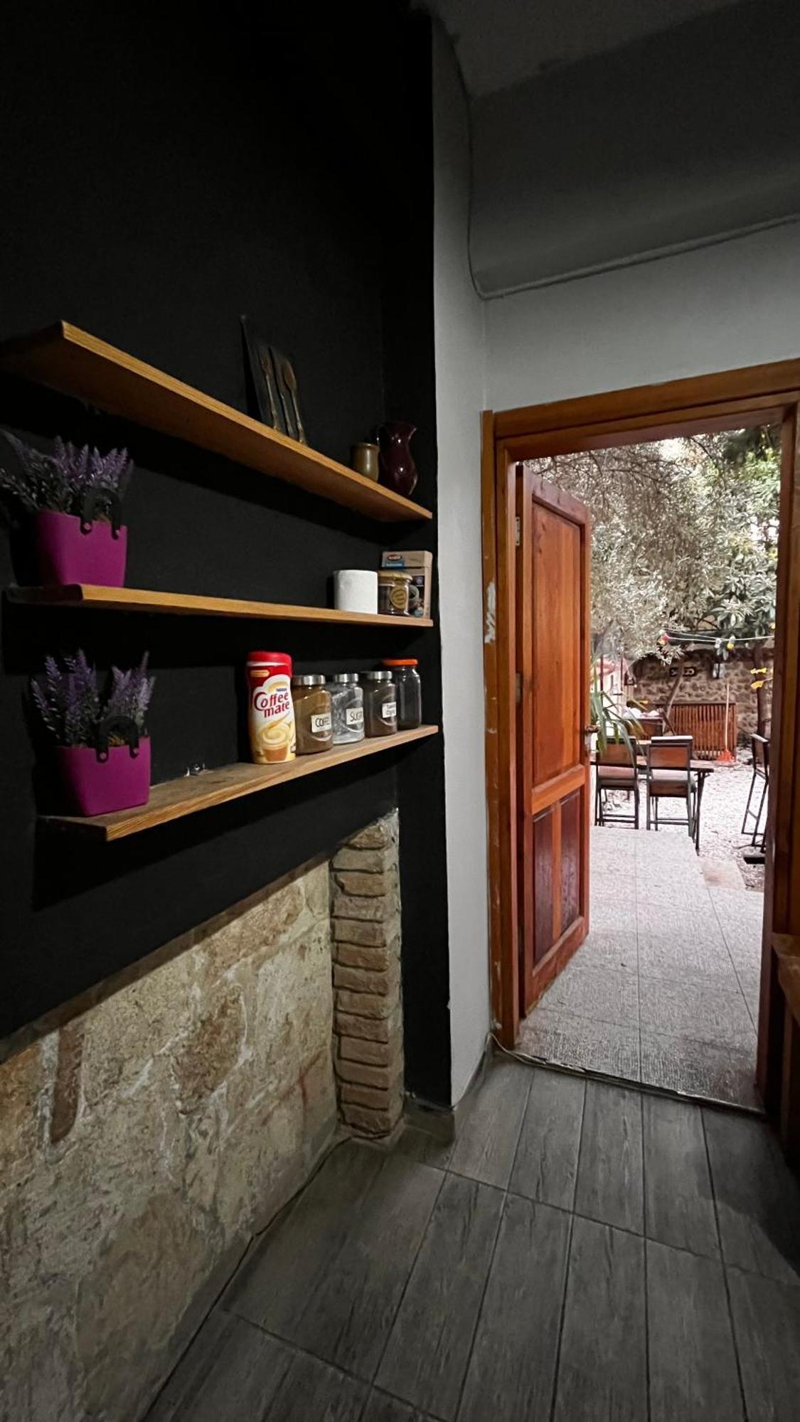 Kuyu Beergarden Hostel Antalya Bagian luar foto