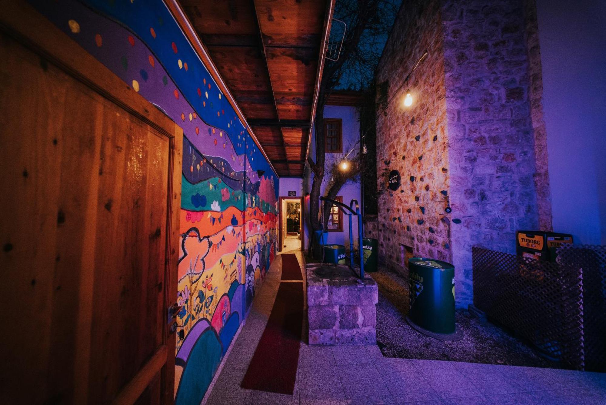 Kuyu Beergarden Hostel Antalya Bagian luar foto